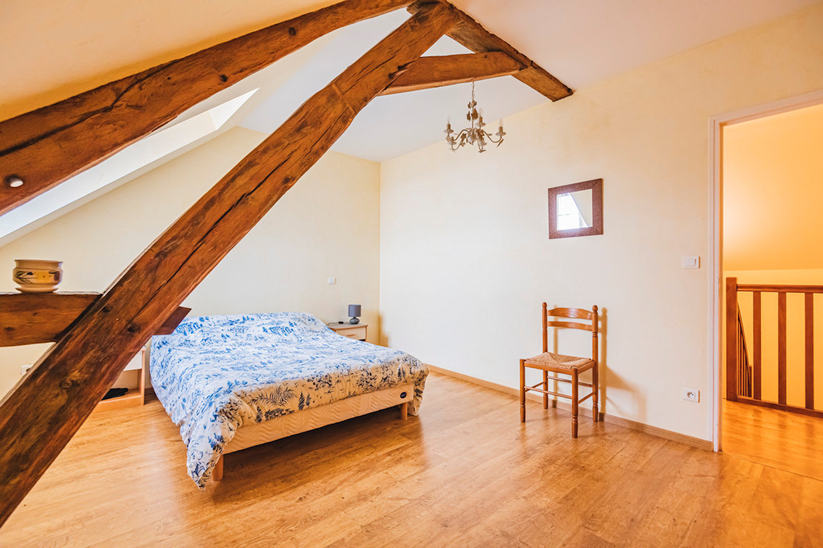 Chambre sous les poutres