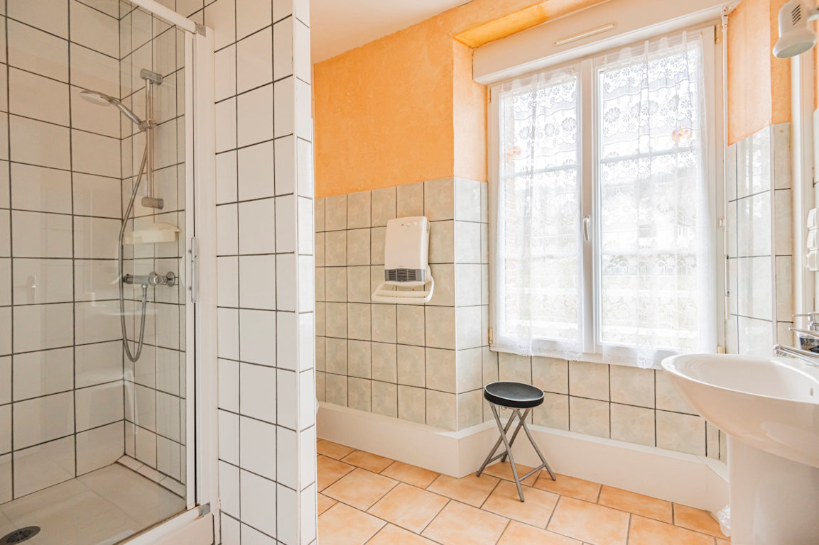 Salle de bain avec baignoire